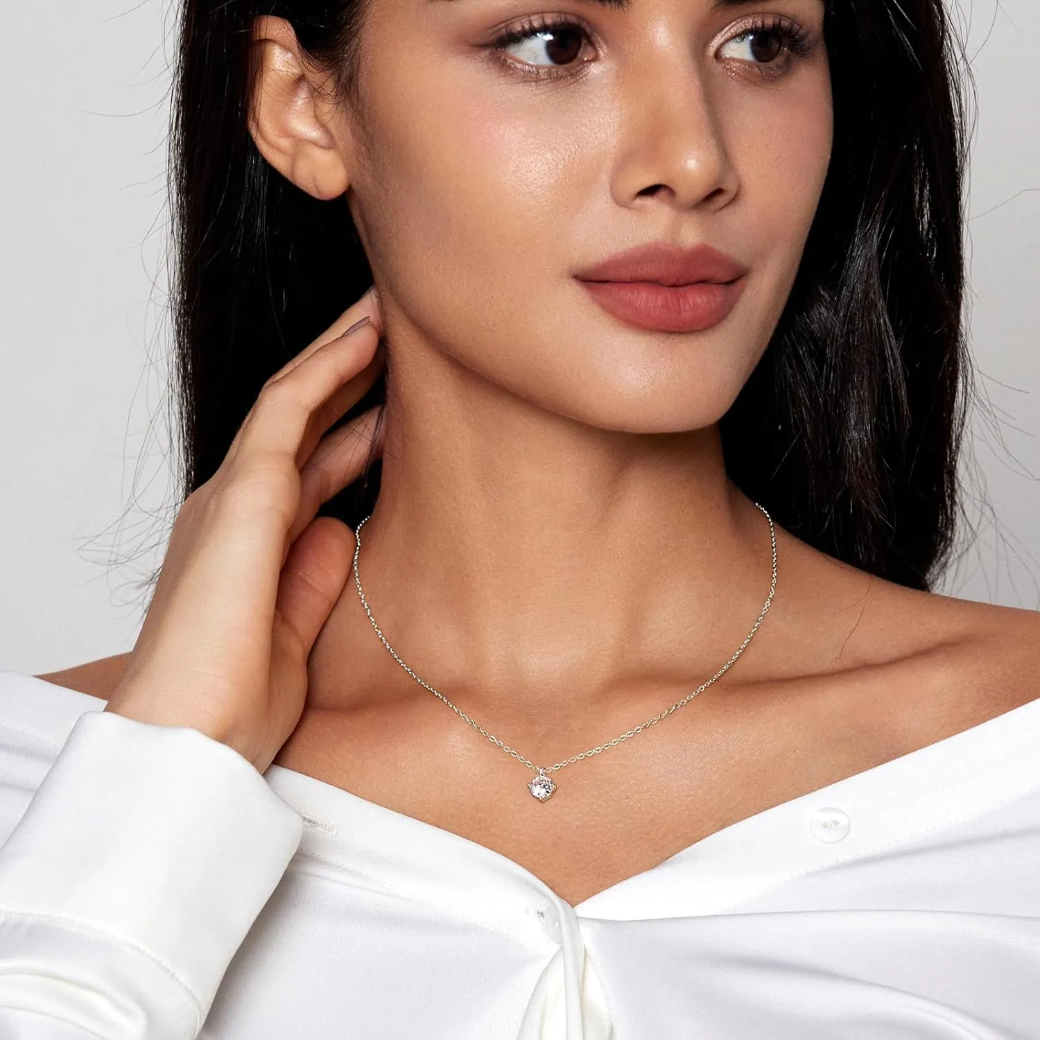 Diamond Pendant Necklace for Women, Dainty Gold Necklace 18k Gold Plated Paperclip Choker Necklaces Cute Open Oval Necklaces Simple Gold Necklace Jewelry Gifts for Women Trendy