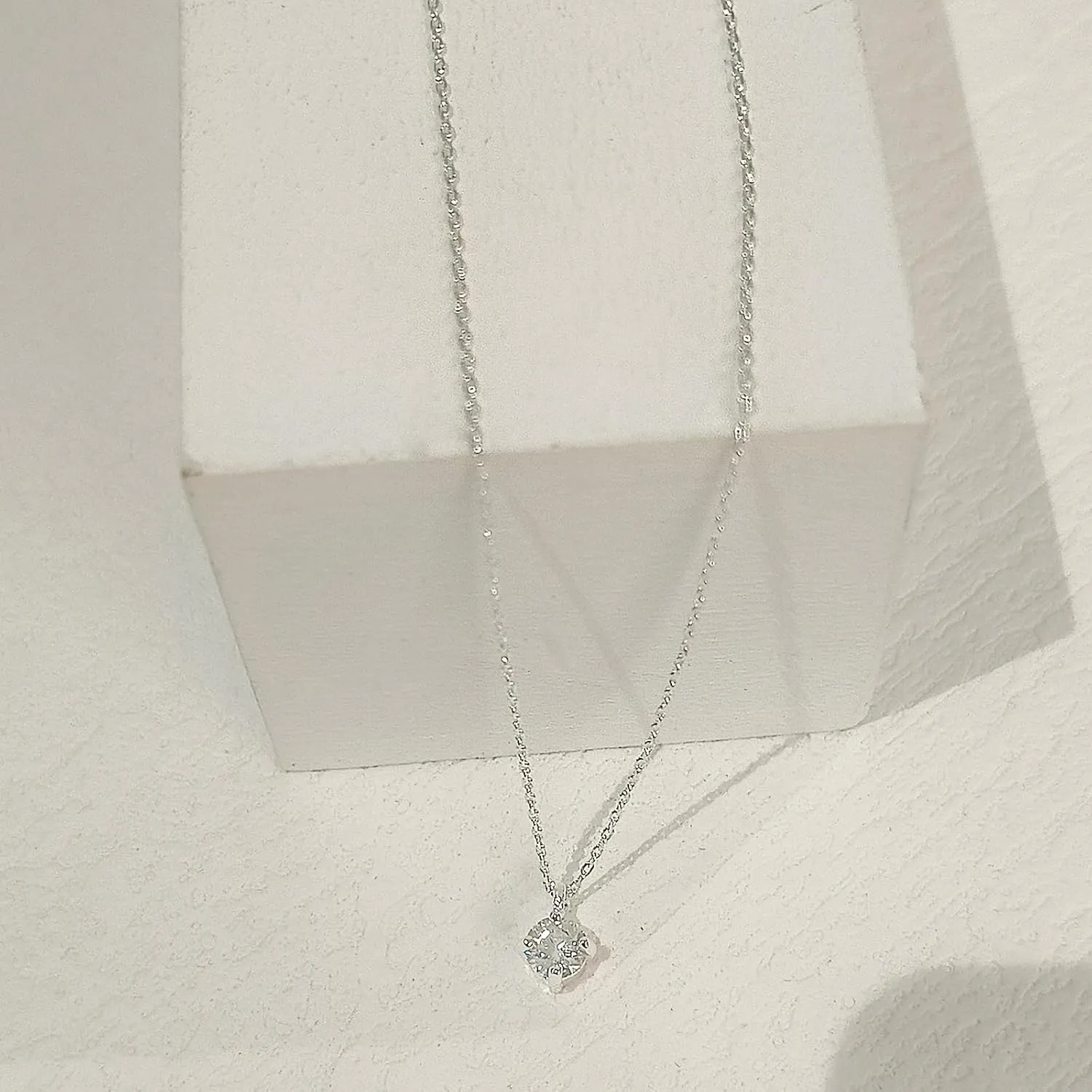 Diamond Pendant Necklace for Women, Dainty Gold Necklace 18k Gold Plated Paperclip Choker Necklaces Cute Open Oval Necklaces Simple Gold Necklace Jewelry Gifts for Women Trendy