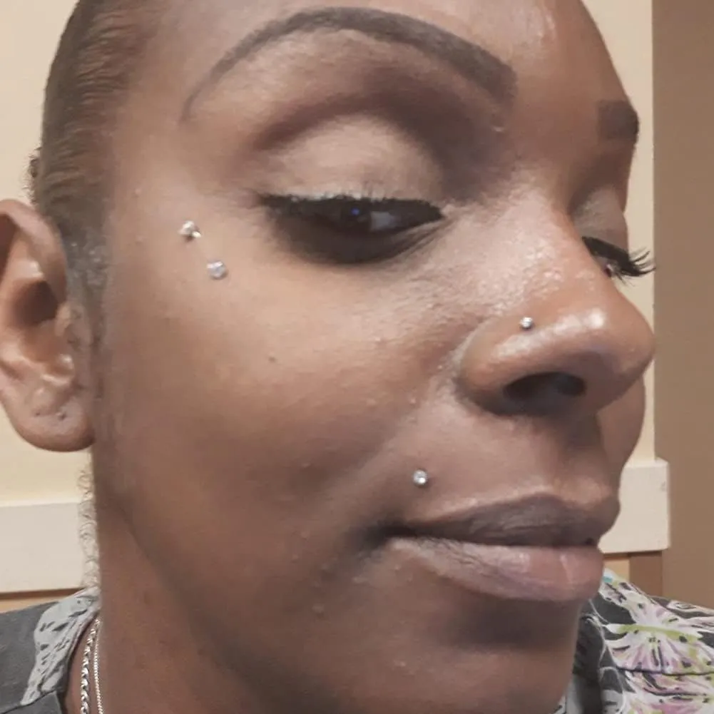 QWALIT Clear Nose Rings Studs L Shape Piercing Retainer Flexible Nose Bone Flesh Skin Color Nostril Piercing Retainer for Work 18g 20g Flat Top